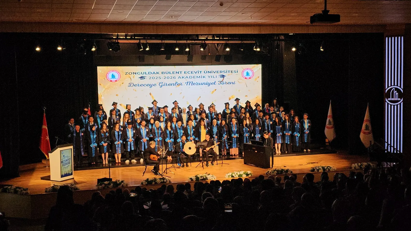 Zonguldak’ta sıra dışı mezuniyet Diplomasını almadan sahneye çıktı