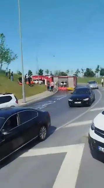 Bağcılar'da yol ortasında devrilen itfaiye aracı trafiği kilitledi