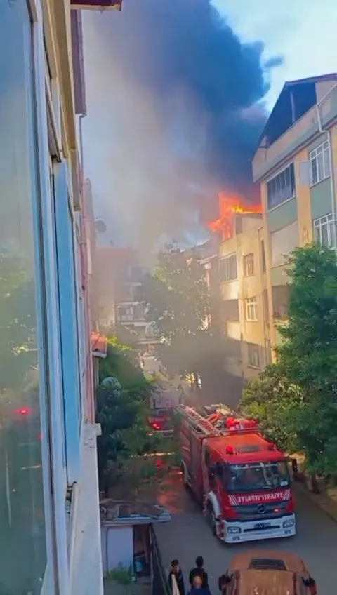 Tuzla'da alevler iki binayı birbirine kattı
