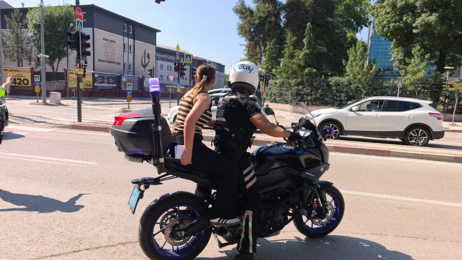 İnegöl'de sınav paniğini motosikletli polis bitirdi