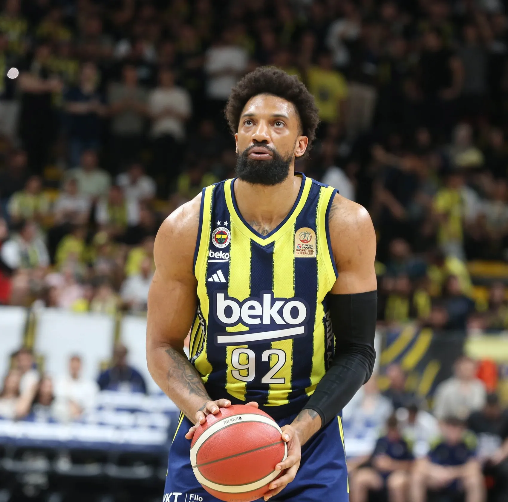 Fenerbahçe Beko iki yıldız oyuncusuyla vedalaştı