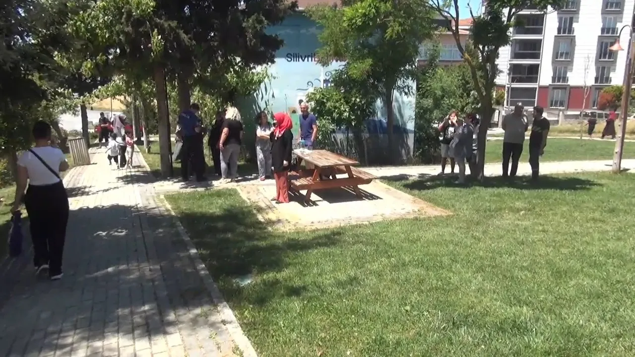 Silivri'de bir binanın çatısı alevlere teslim oldu