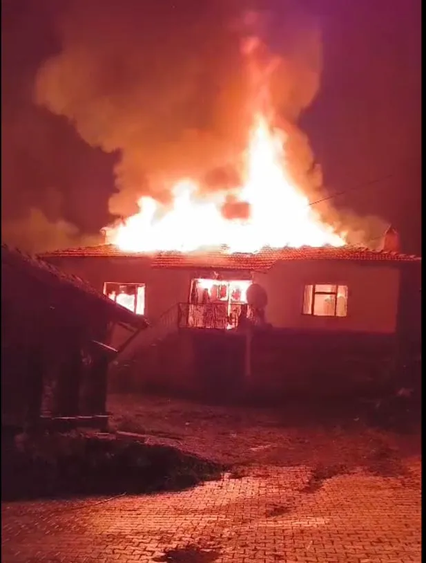 Kütahya'da gece çıkan yangın bir aileyi evsiz bıraktı