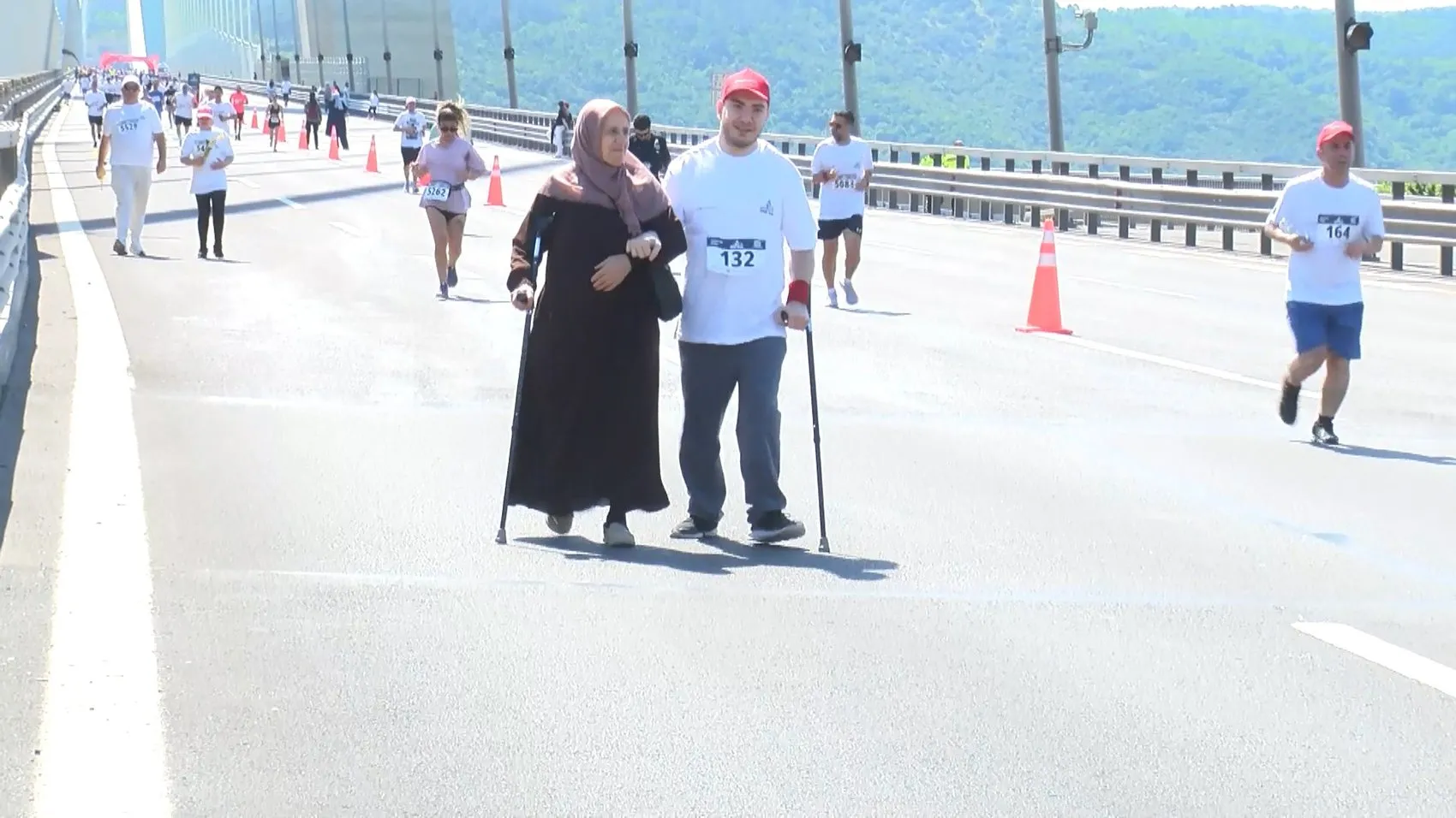 İki kıtayı birleştiren köprüde engelleri aşmak için koştular