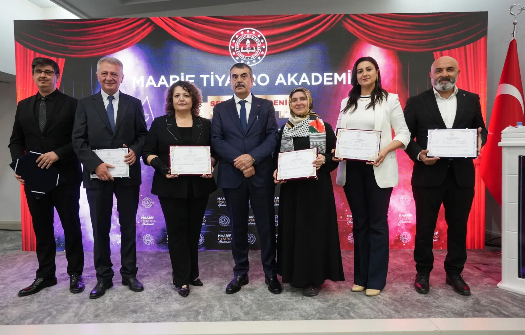 Öğretmenler tiyatro sahnesine adım attı