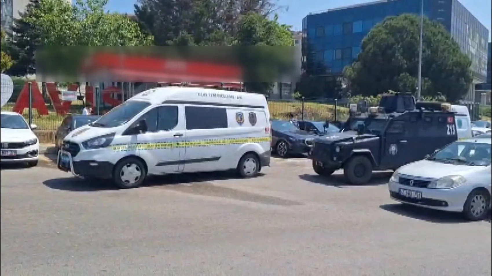 Maltepe'de bir galeri kurşunların hedefi oldu