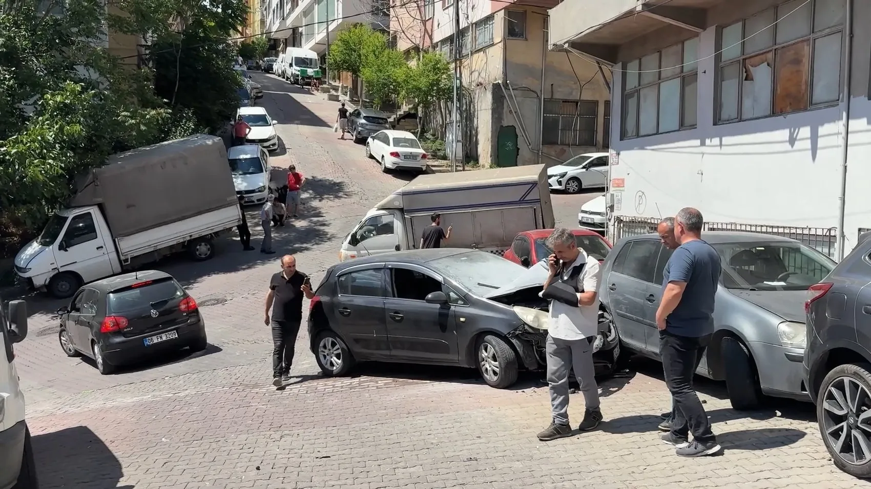 Kağıthane’de yokuştan kayan otomobil ortalığı birbirine kattı