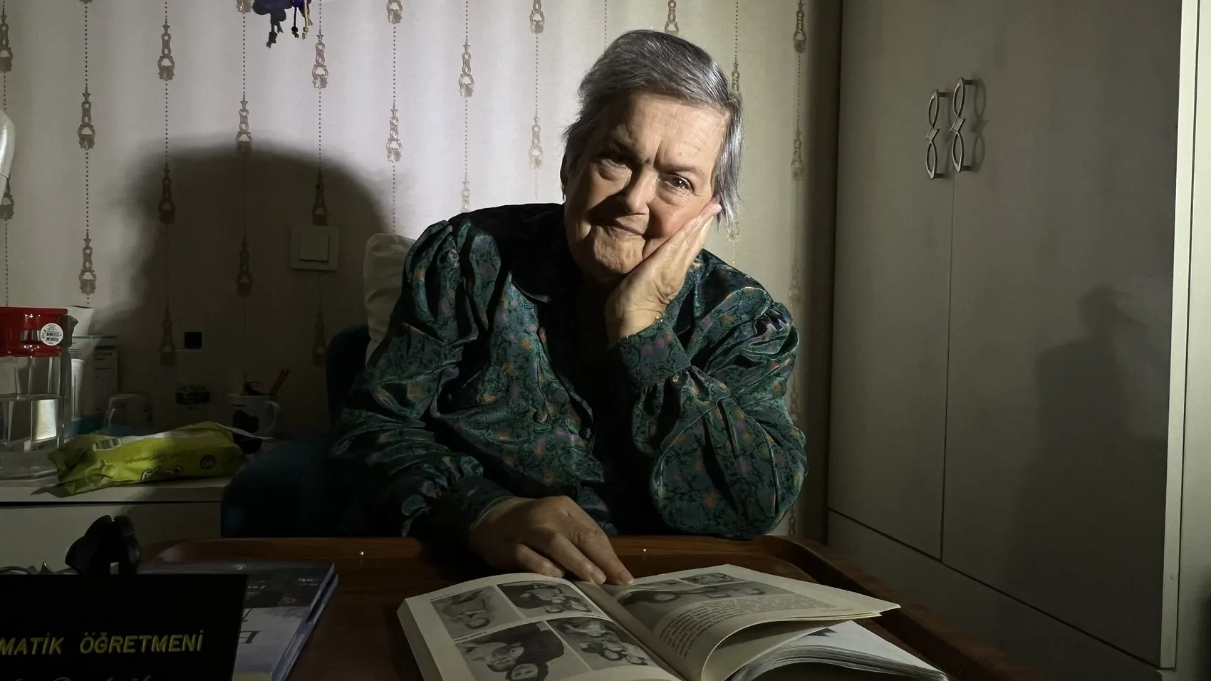 84 yaşındaki öğretmen Parkinson’a inat anılarını kitaplaştırdı