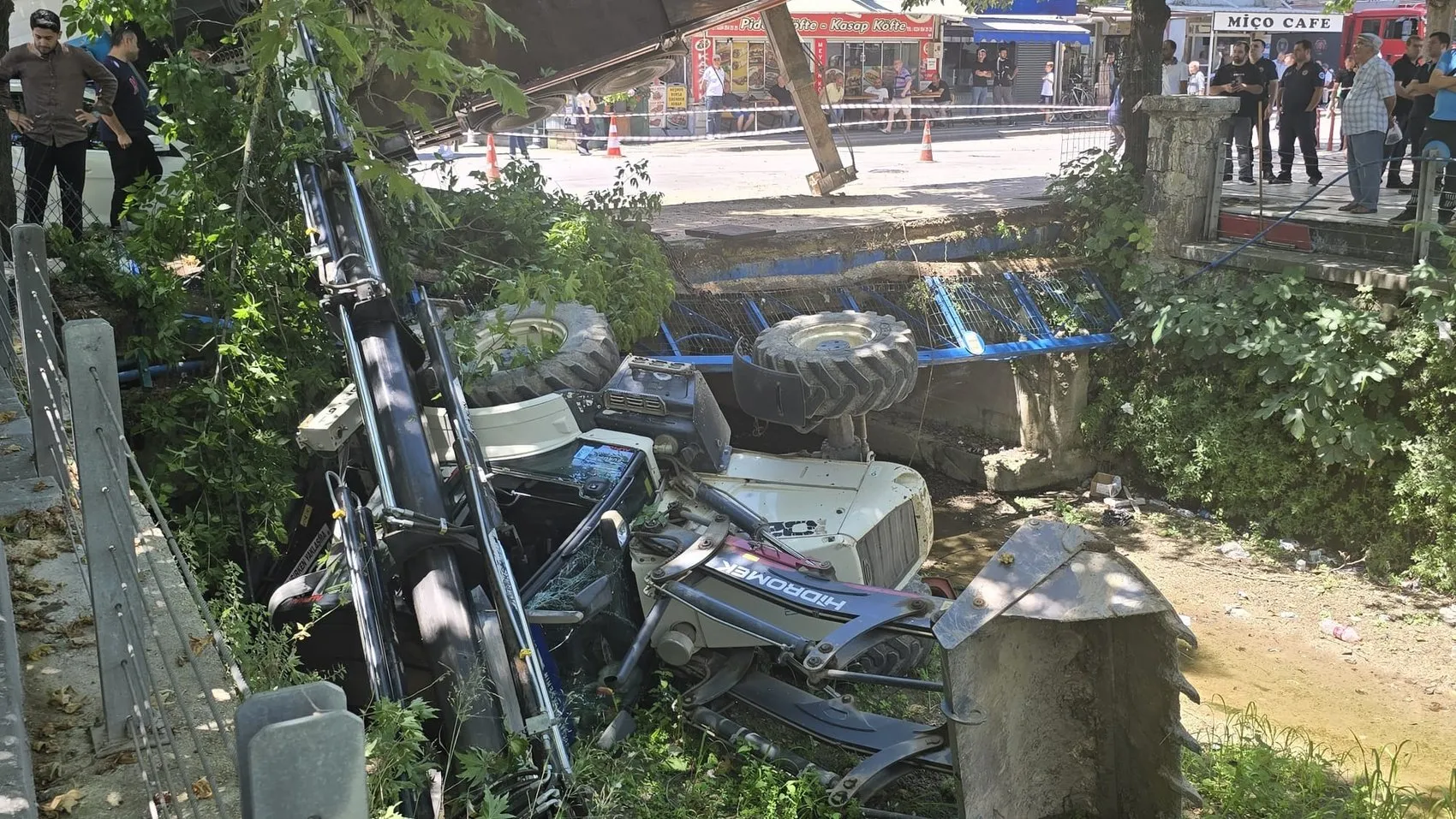 Mudanya'da dere temizliği sırasında köprü çöktü