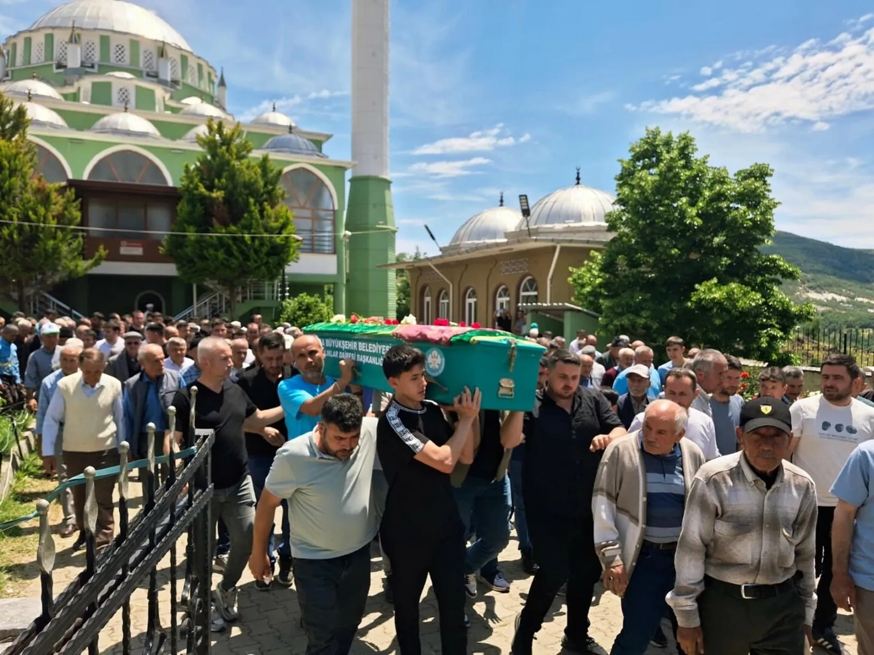 Manisa üniversite öğrencisi Zehra Kaçar'ı son yolculuğuna uğurladı