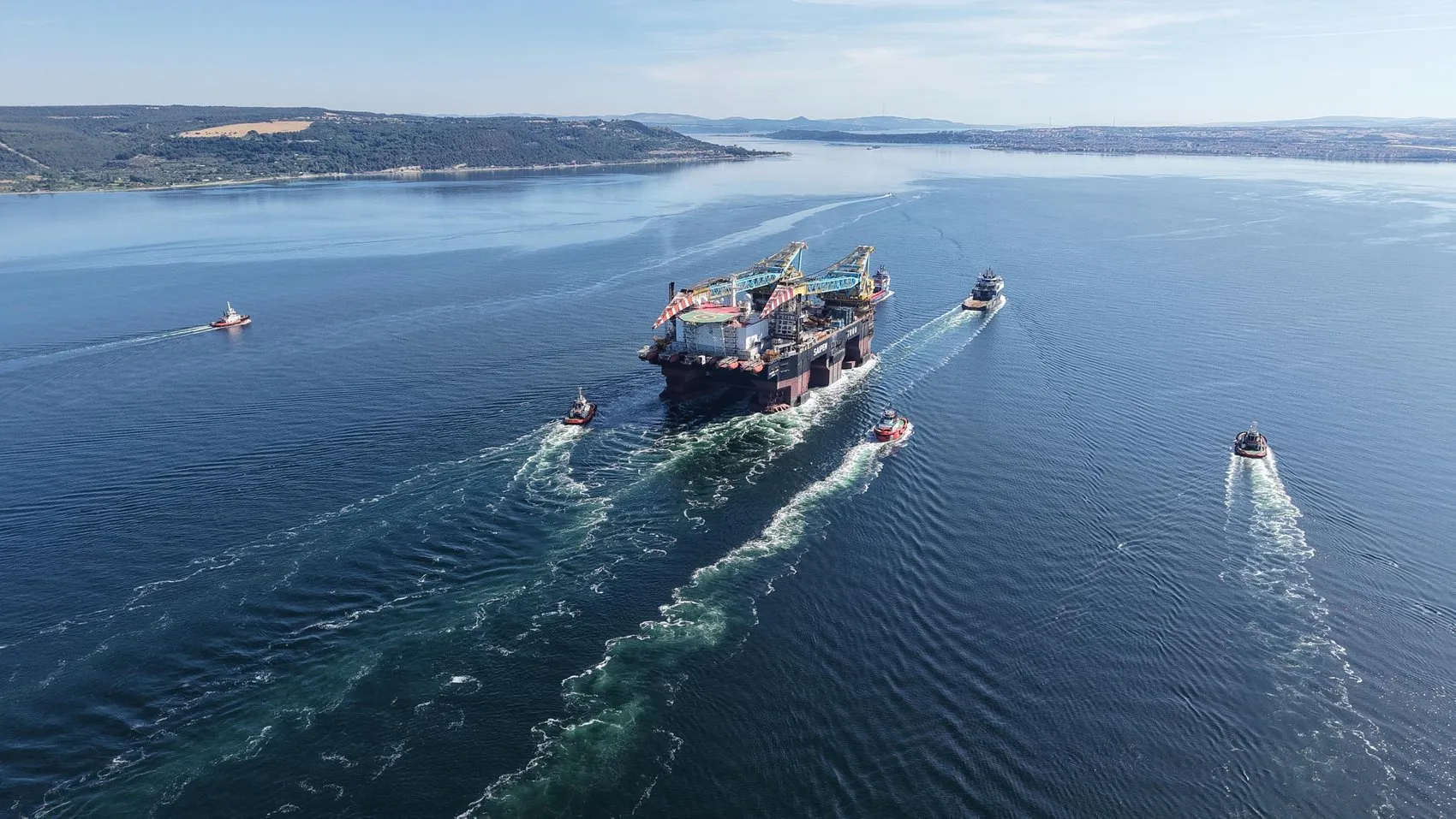 Dev vinç gemisi Çanakkale Boğazı trafiğini kilitledi