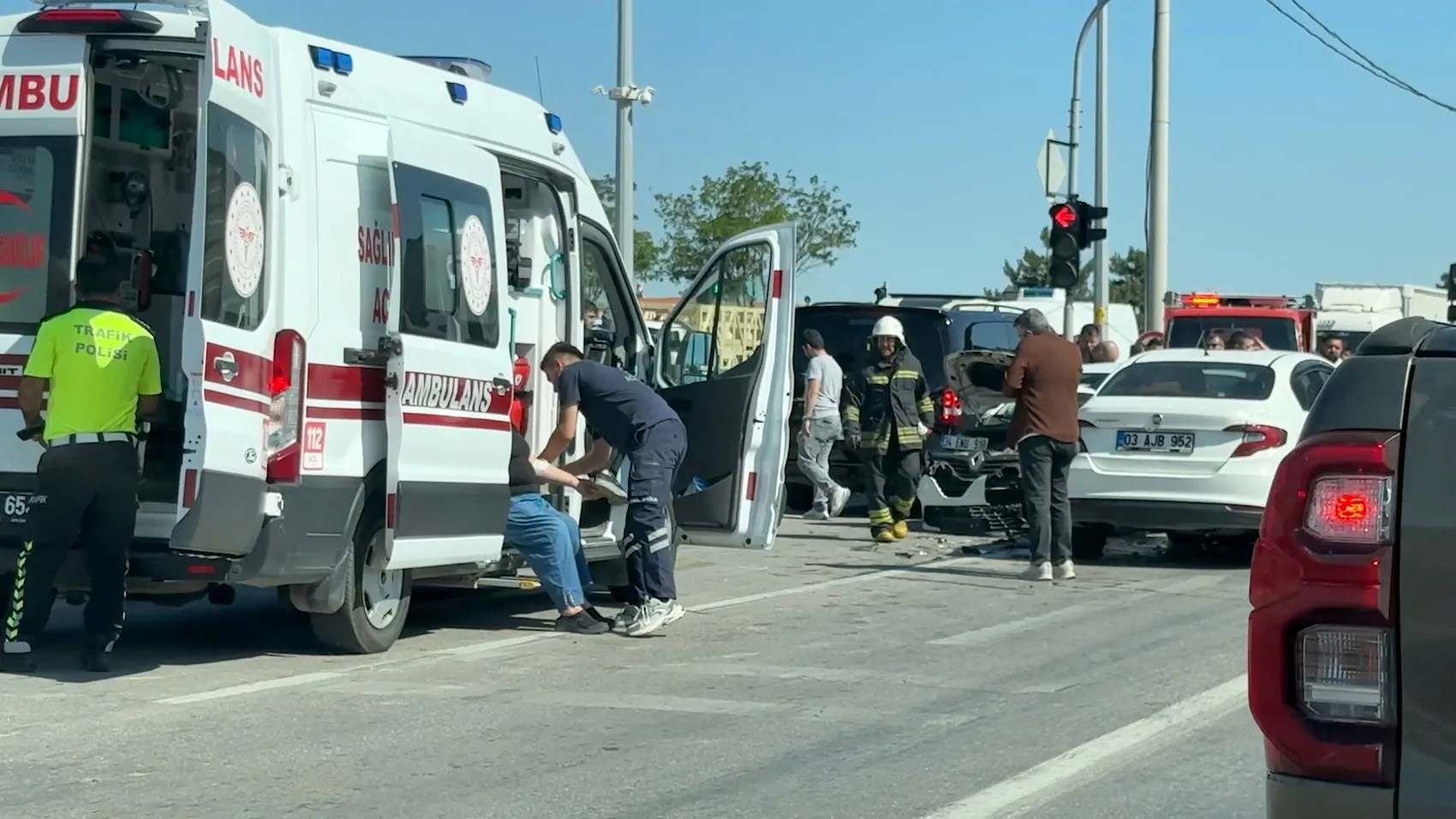 Afyonkarahisar yolunda ambulansa yol verme çabası zincirleme kazaya dönüştü