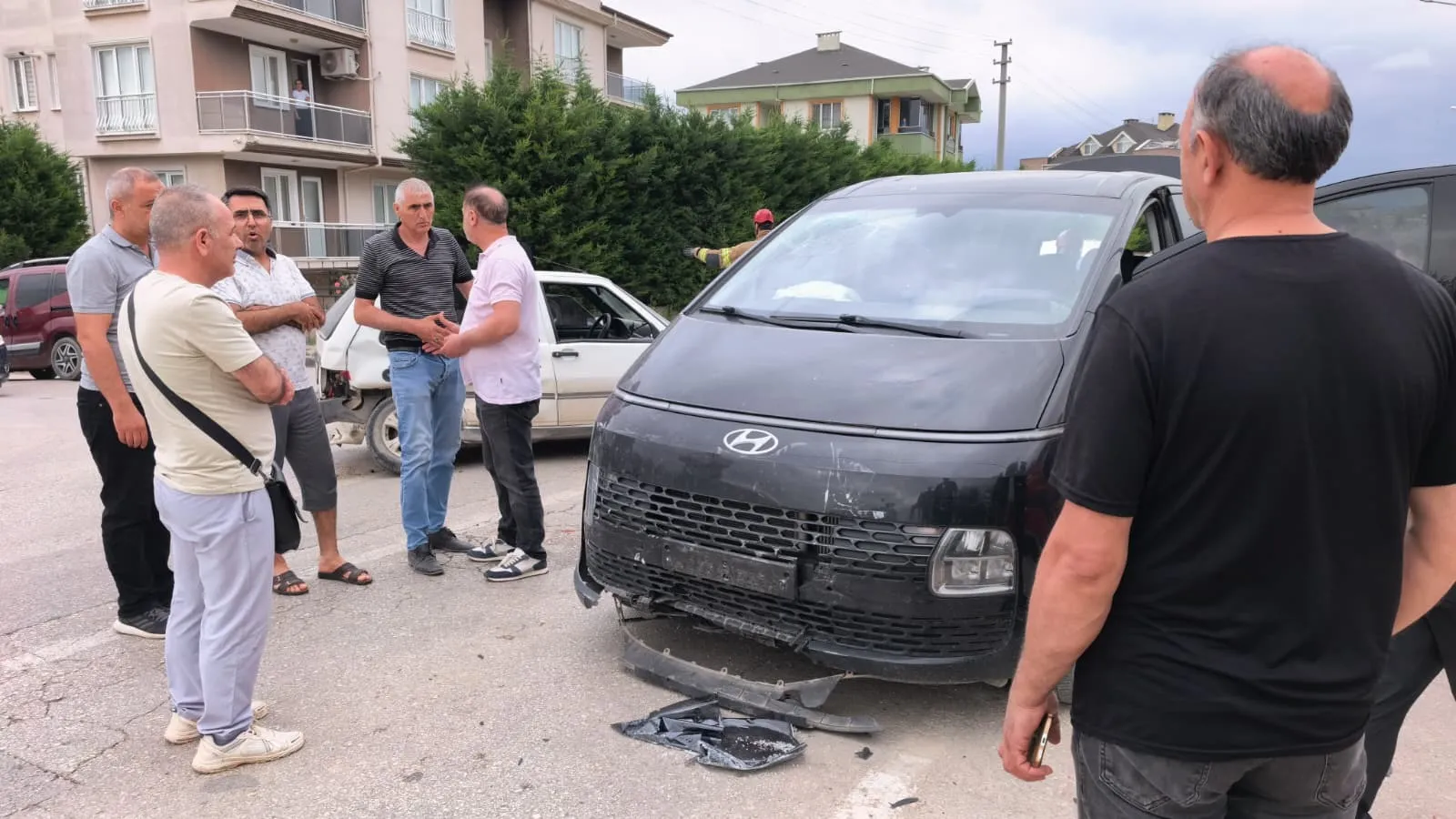 İnegöl'de kavşak kazası 9 kişi hastaneye kaldırıldı