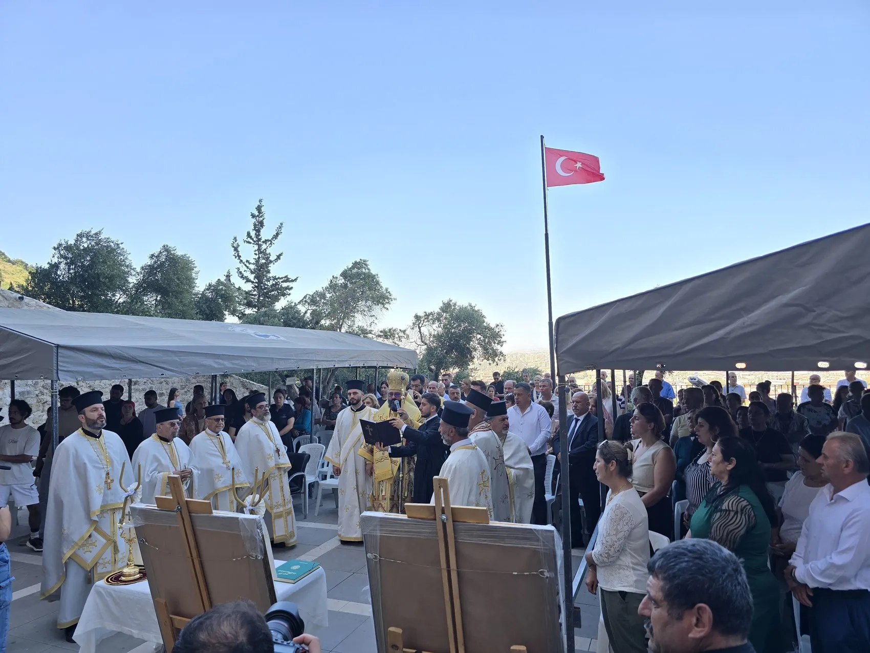 Hatay'da tarihi mağara kilisesinde barış duası yükseldi