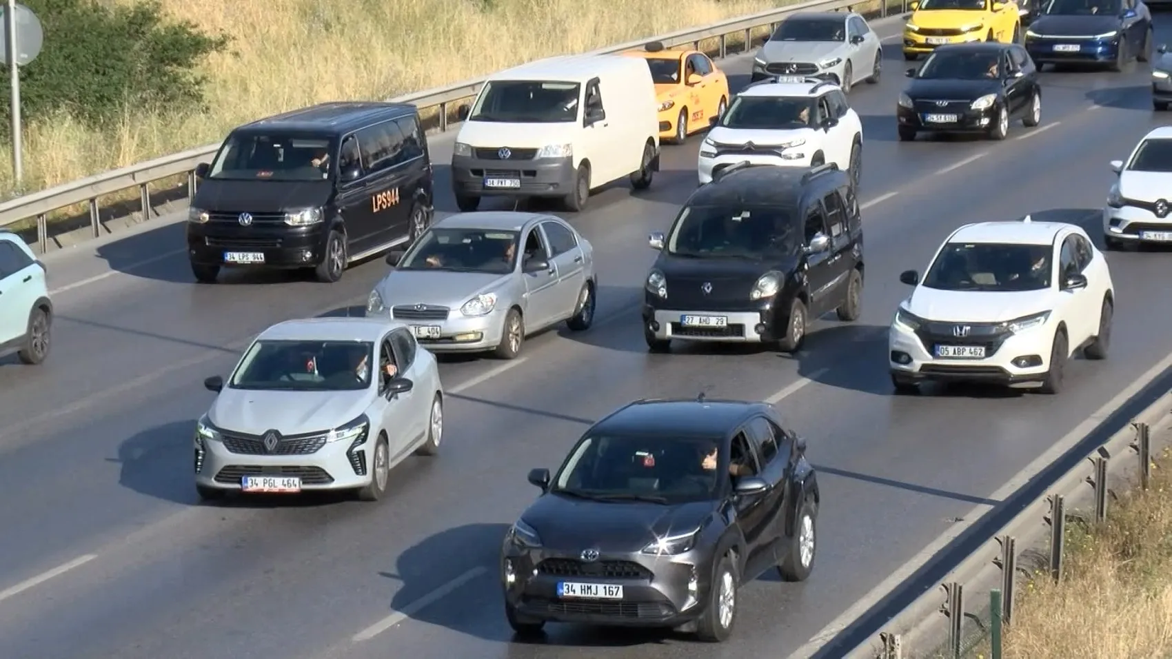 İstanbul trafiği haftaya kilitlenerek başladı