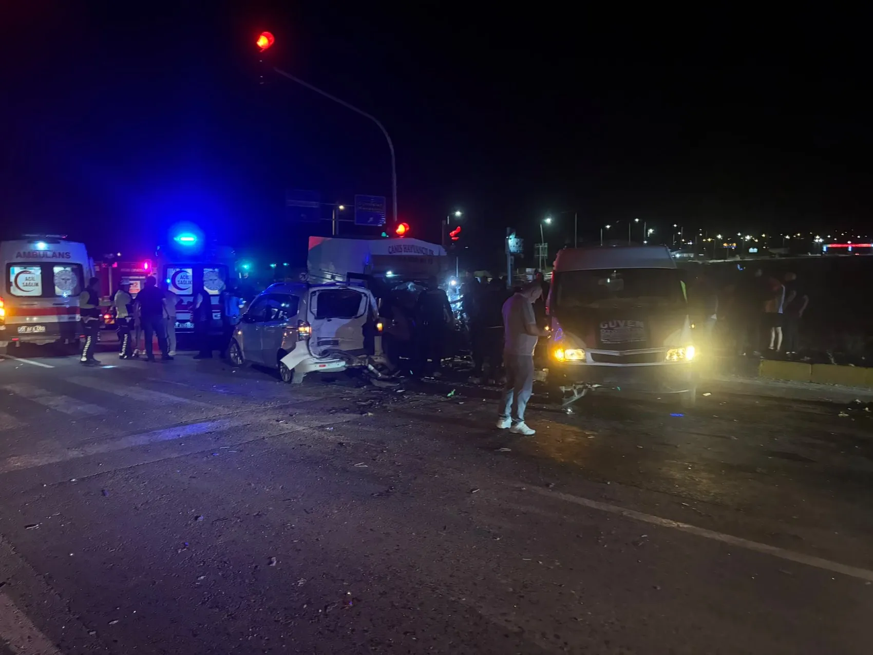 Niğde’de gece yarısı zincirleme kaza 10 kişi hastanelik oldu