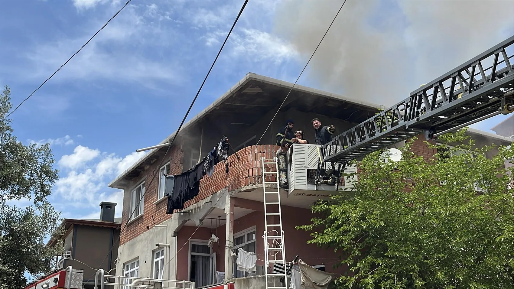 Darıca'da boş binadan yayılan dumanlar anne ve kızını balkona hapsetti