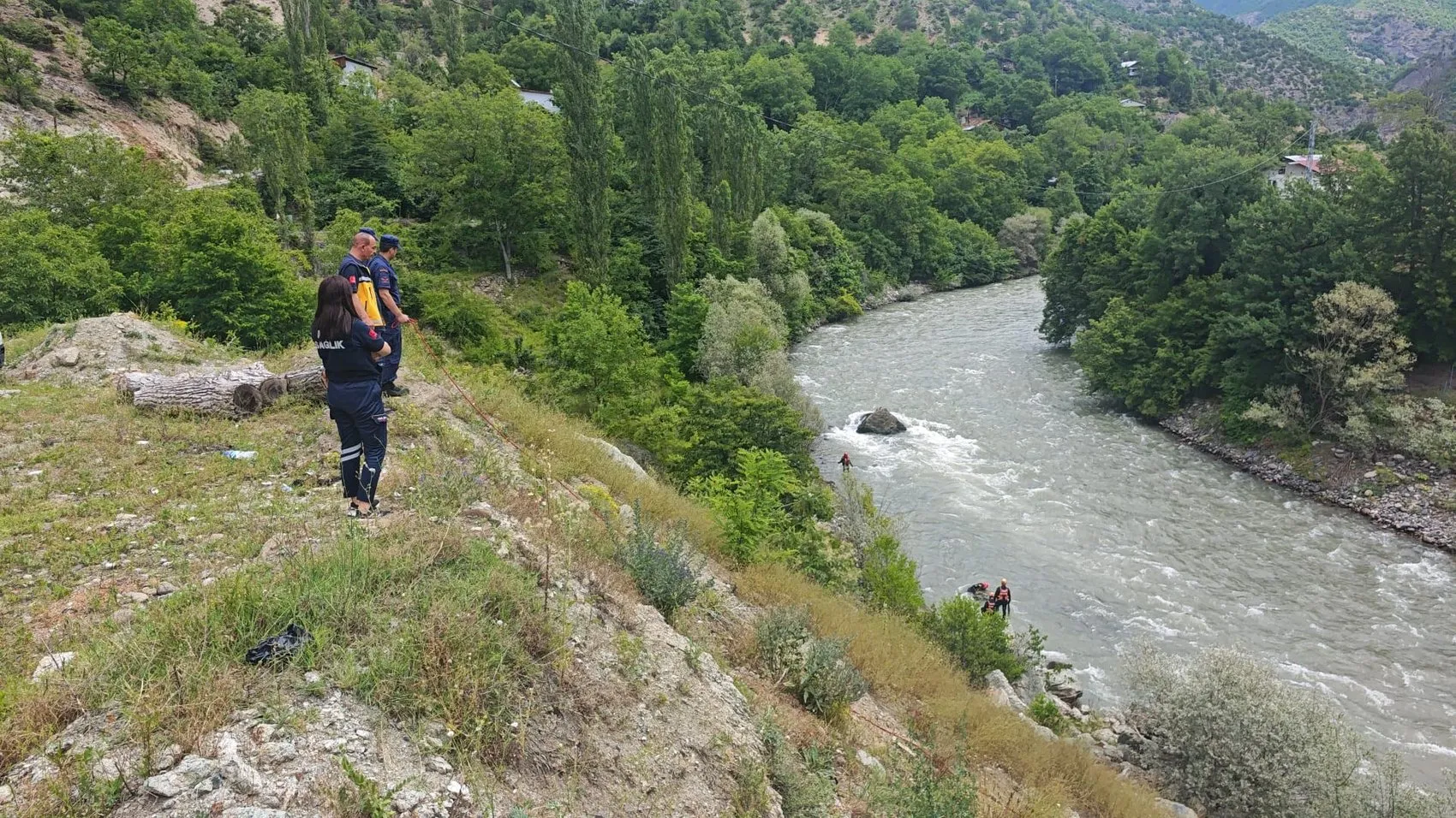 Artvin’de dereye uçan kamyonette kaybolan baba ve oğul aranıyor