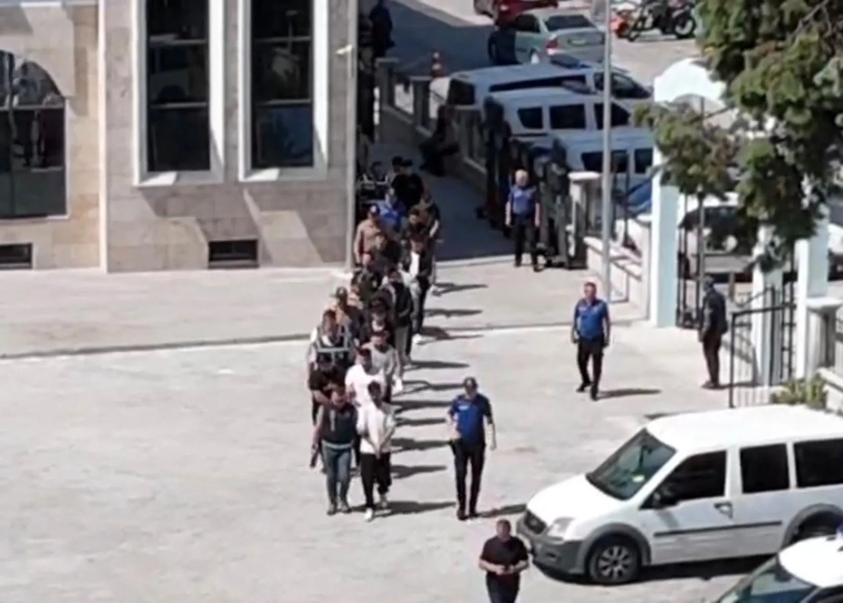 Gediz'de uyuşturucu operasyonu 28 kişi yakalandı