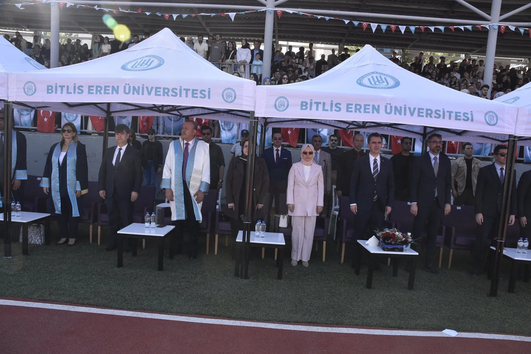 Bitlis Eren Üniversitesi'nde 2 bin 800 genç diplomayı aldı
