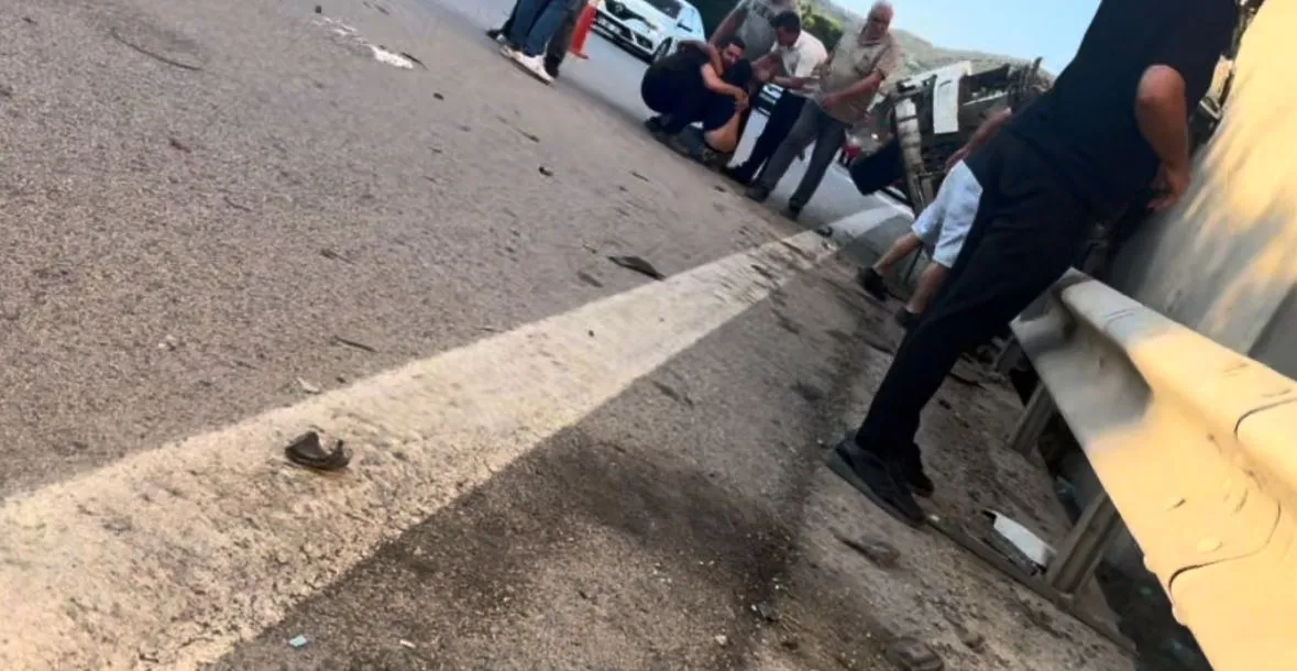 Bursa'da TIR kazası Sürücü beton ayağa çarparak can verdi
