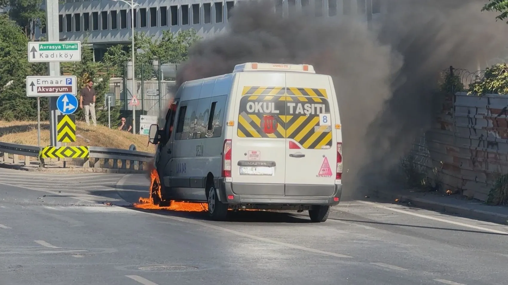 Üsküdar'da servis minibüsü seyir halindeyken yanarak kül oldu