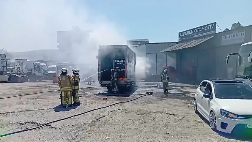 Ataşehir'de park halindeki kamyonet küle döndü