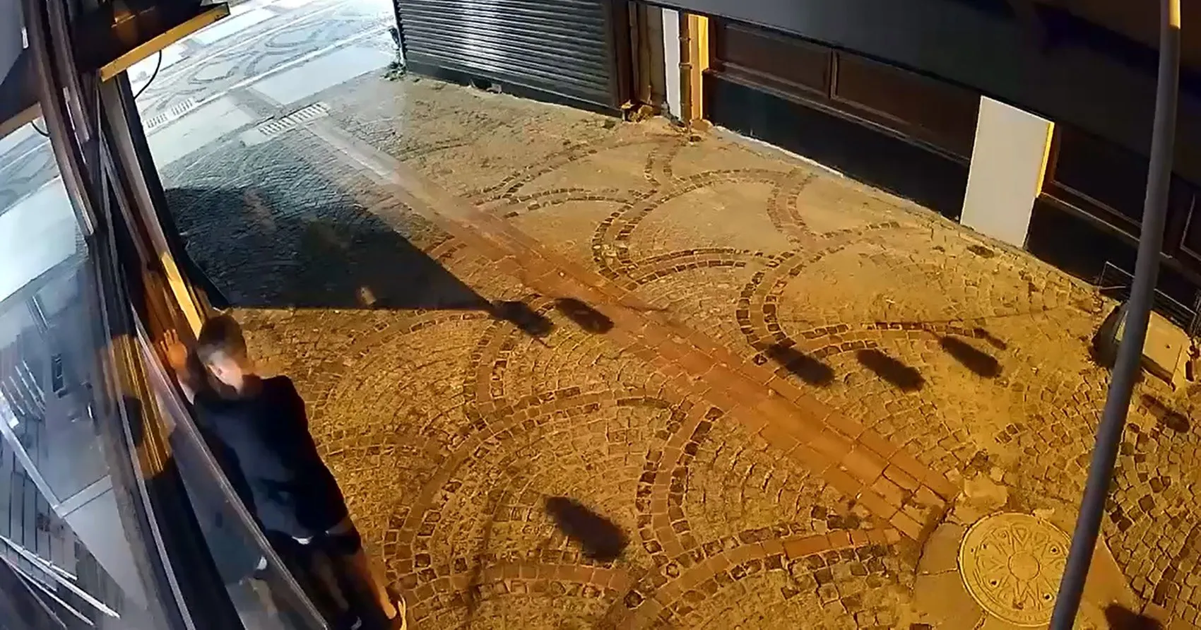 Edirne’de gece yarısı dükkan soyan iki çocuk kamerada