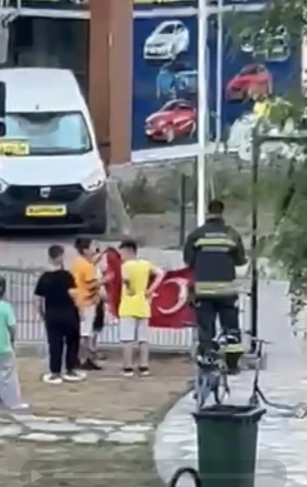 Bartın'da rüzgarın yere düşürdüğü bayrağı çocuklar kurtardı