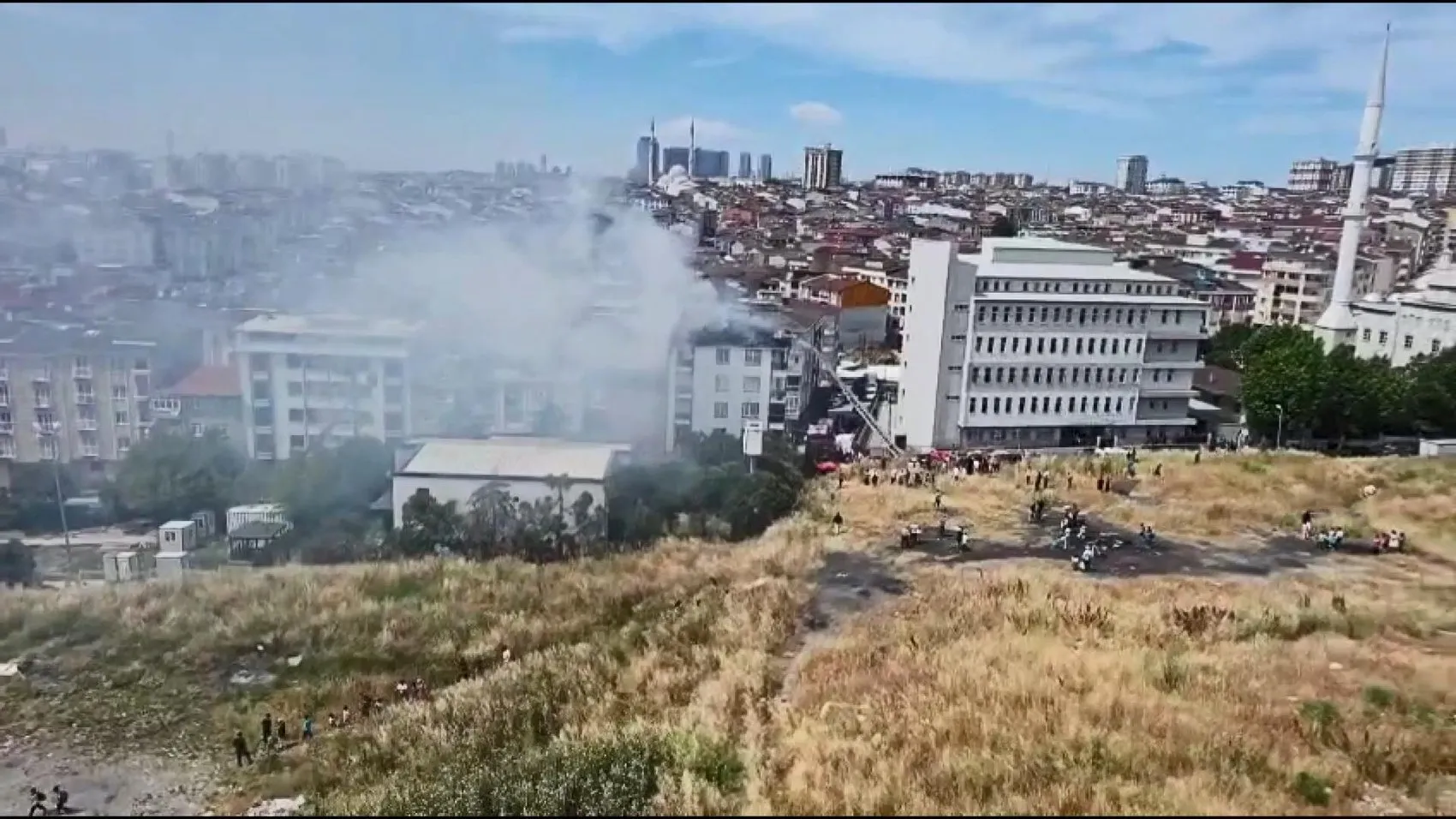 Esenyurt’ta beş binanın çatısını saran yangın paniğe yol açtı