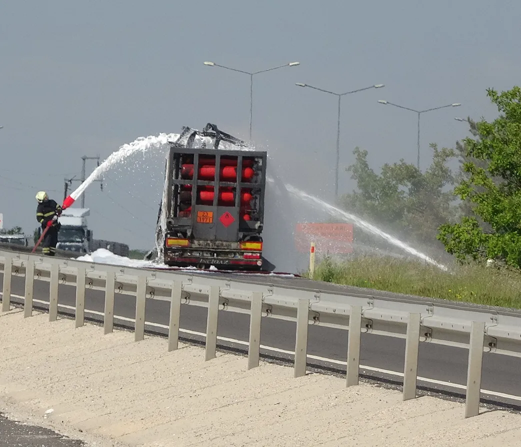 Aksaray yolunda yanan TIR ormanlık alana sıçradı