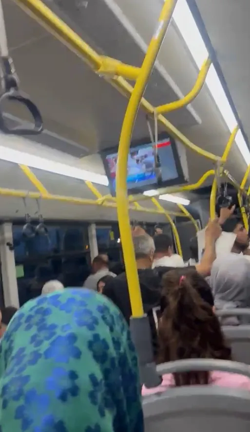 Belediye otobüsünde okey masası kurdular
