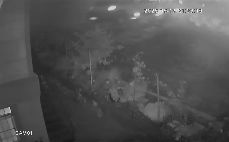Çekmeköy'de kontrolden çıkan servis minibüsü bahçeye uçtu