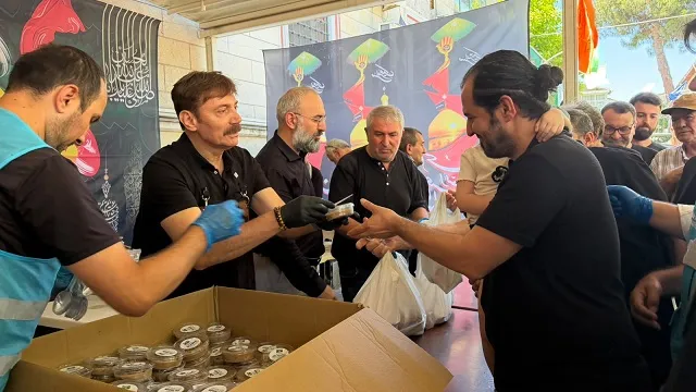 Bahçelievler'de aşure bereketi mahalle sofrasında buluştu