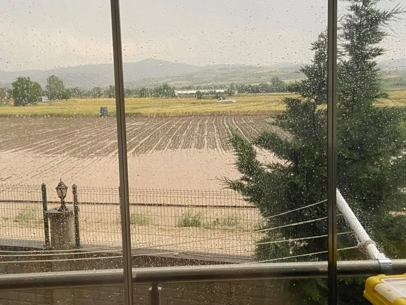Bursa aniden bastıran dolu ve sağanakla beyaza büründü