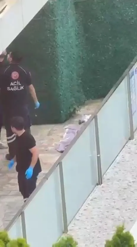 Çekmeköy'de site bahçesinde iki kişinin cansız bedeni bulundu