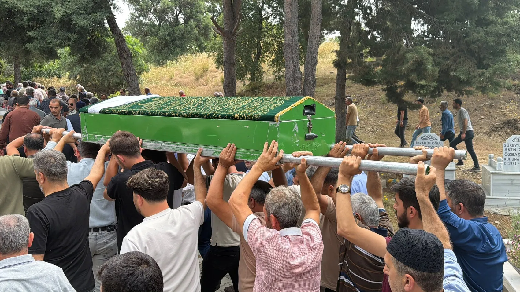 Denizli'deki otobüs kazasında hayatını kaybeden Hayriye Arıkan toprağa verildi