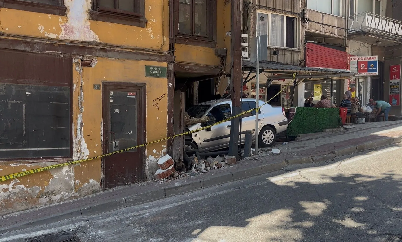 Bursa'da yokuş aşağı kayan otomobil metruk binaya girdi