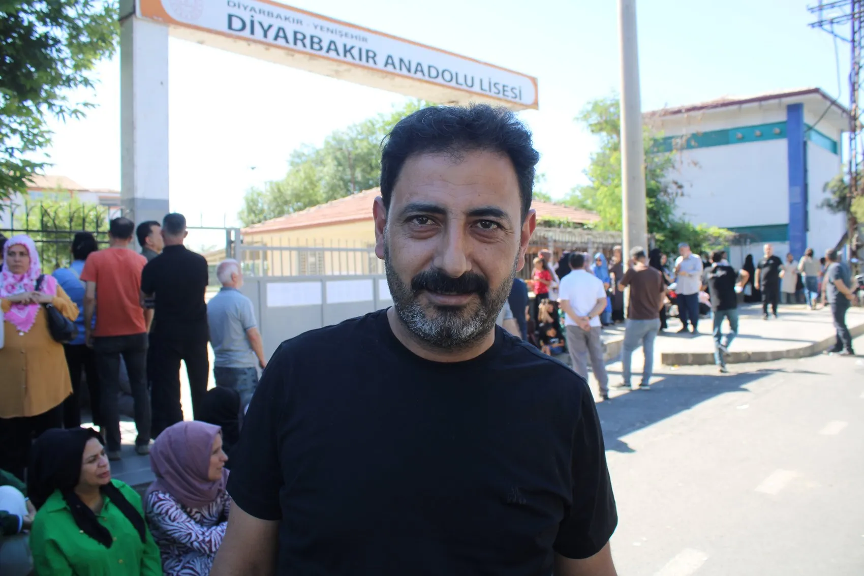 Diyarbakırda okul karmaşası yaşayan 25 öğrenci sınava polis yardımıyla yetişti