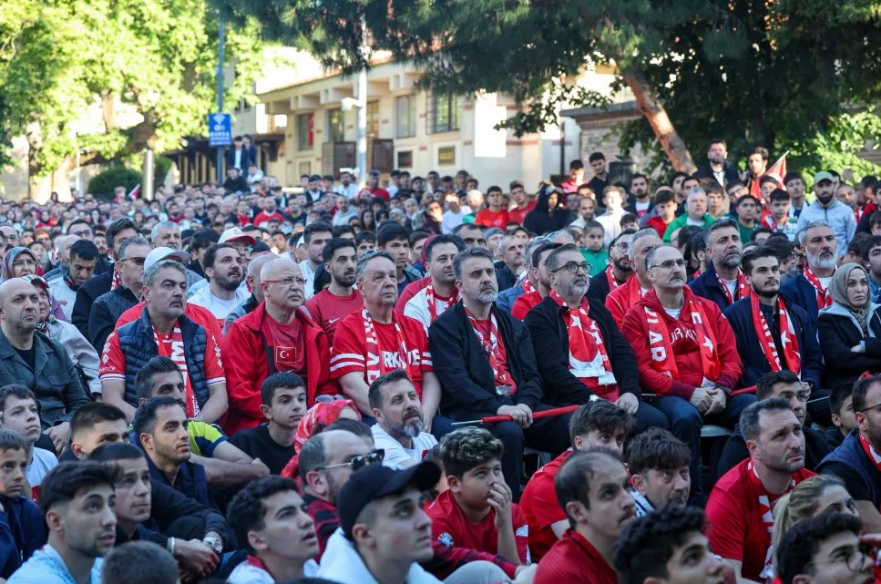 Bursa sokakları A Milli Takım için kırmızı beyaza büründü