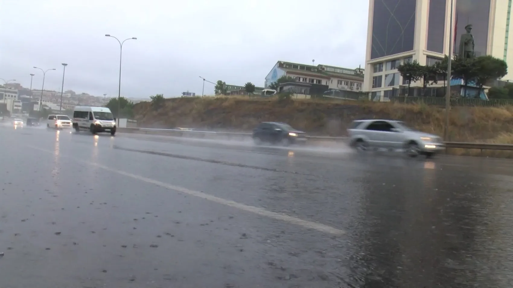 İstanbul güne yağmurla uyandı