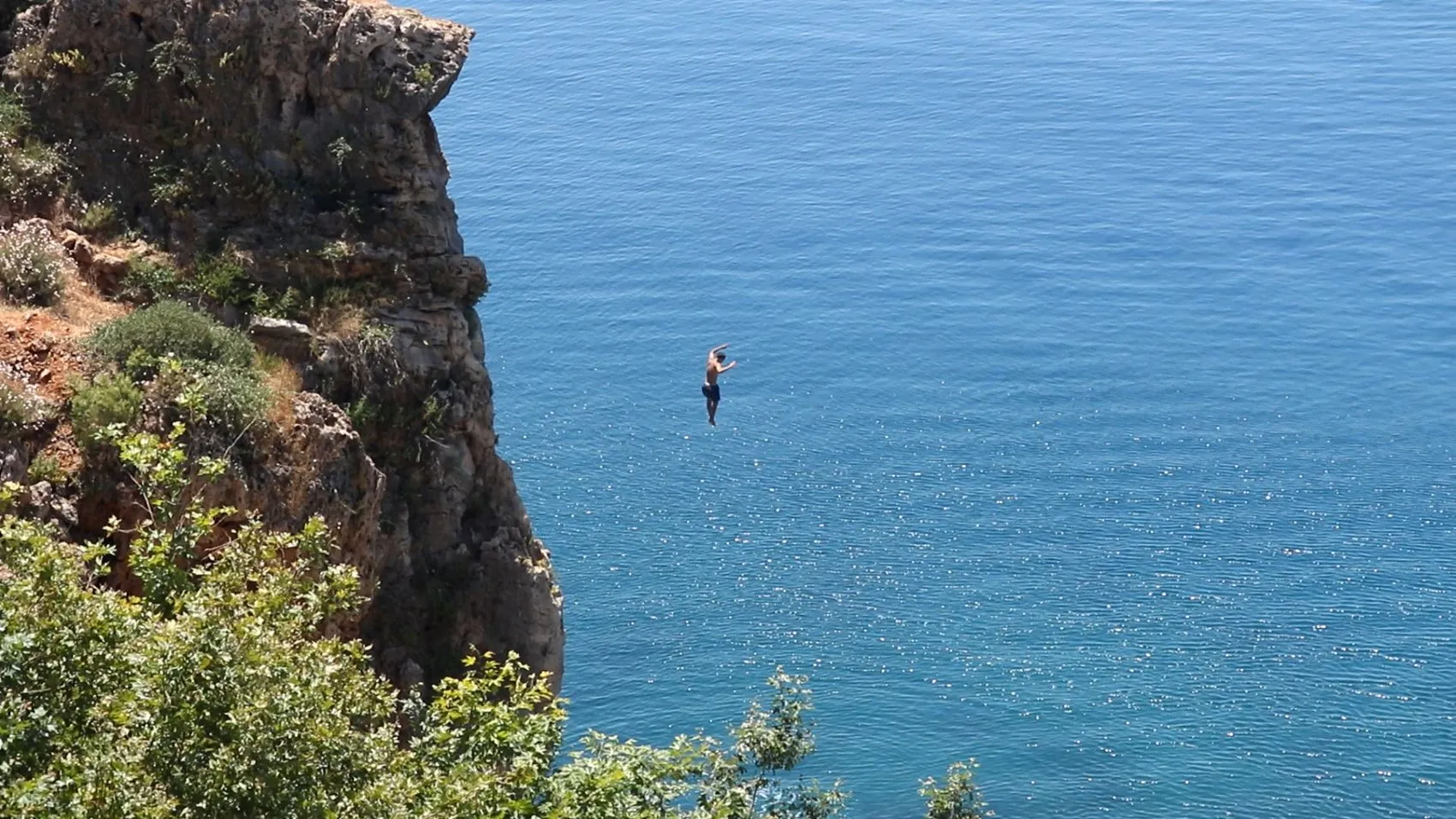 Antalya’da 40 metrelik falezlerden tehlikeli atlayış