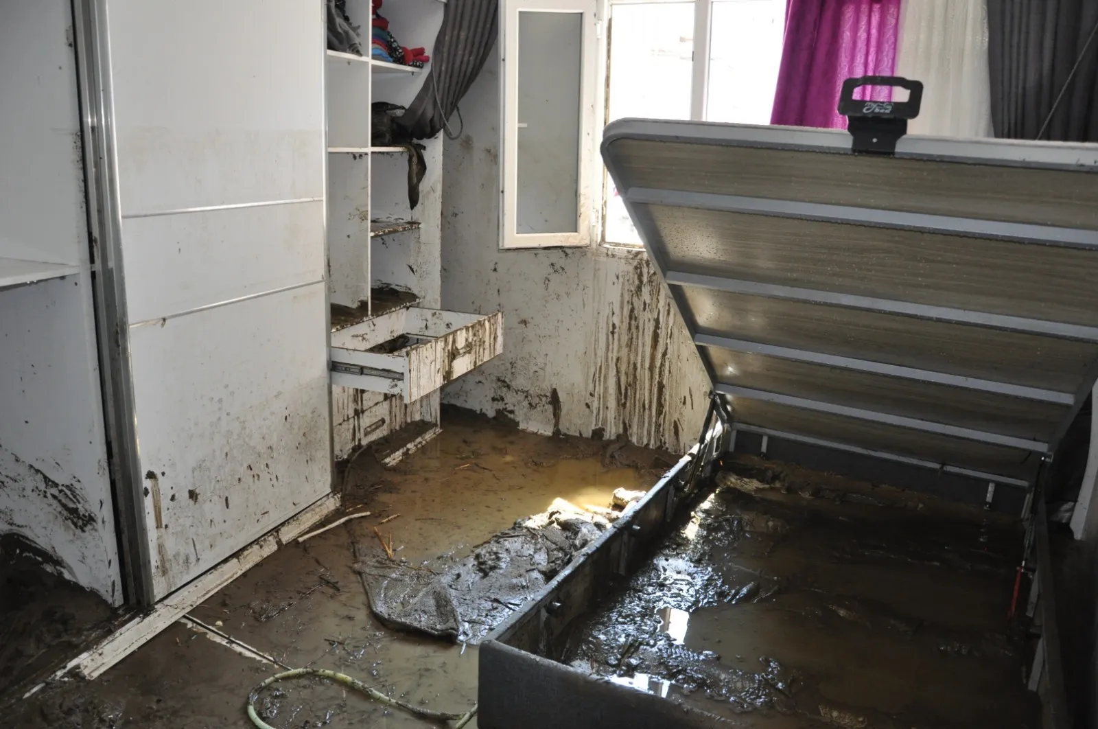 Salihli'de sel suları evi yuttu Boynuma kadar su geldi