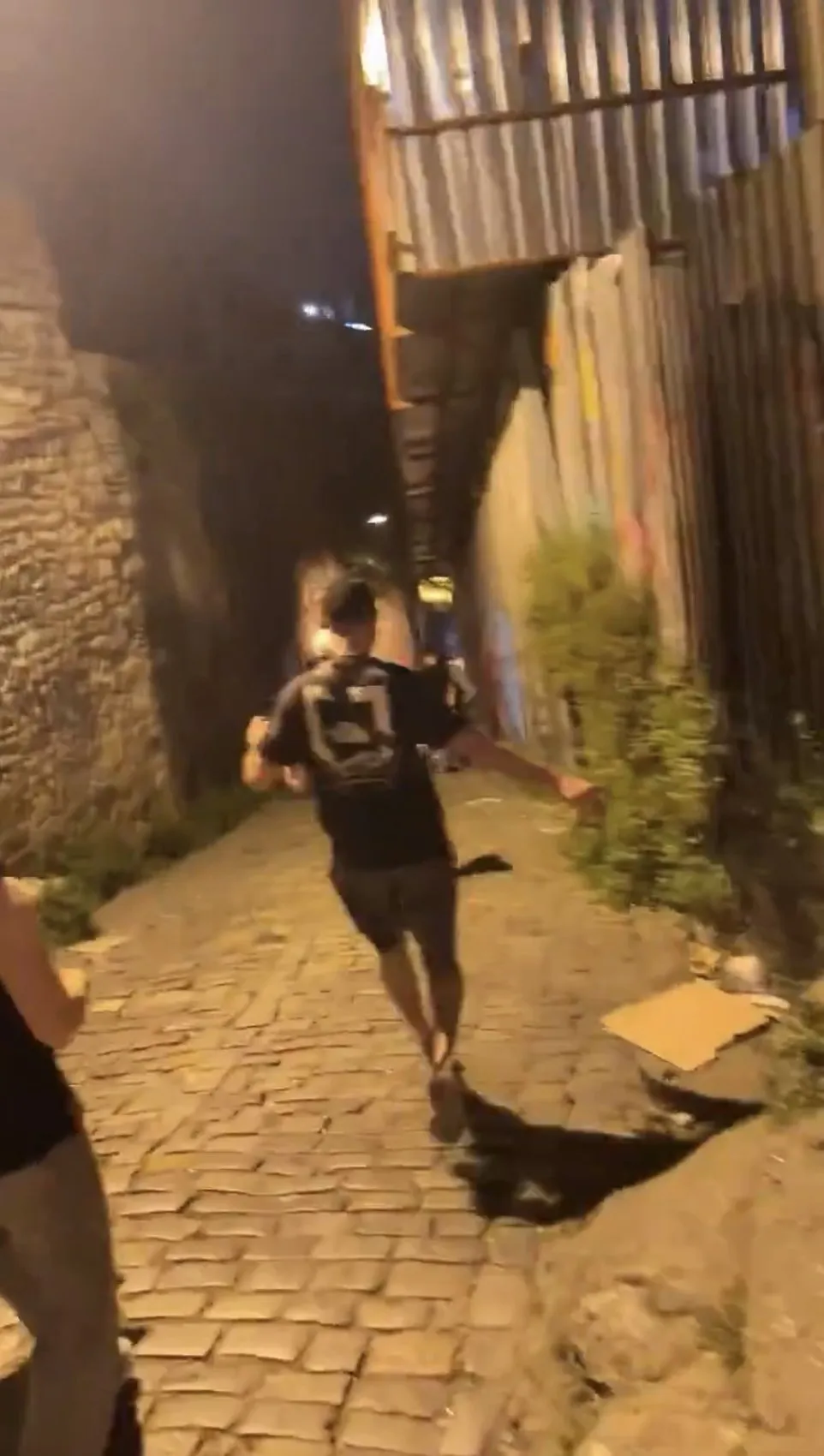Galata'da turistleri hedef alan boyacıya sokaktan geçenler engel oldu