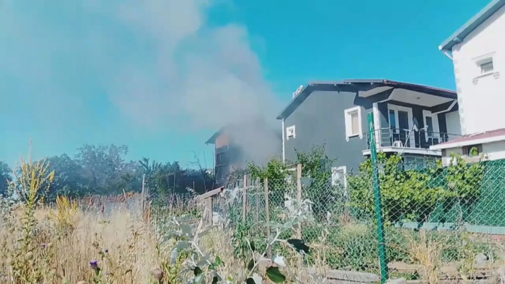Silivri'de iki villayı küle çeviren yangın korkuttu