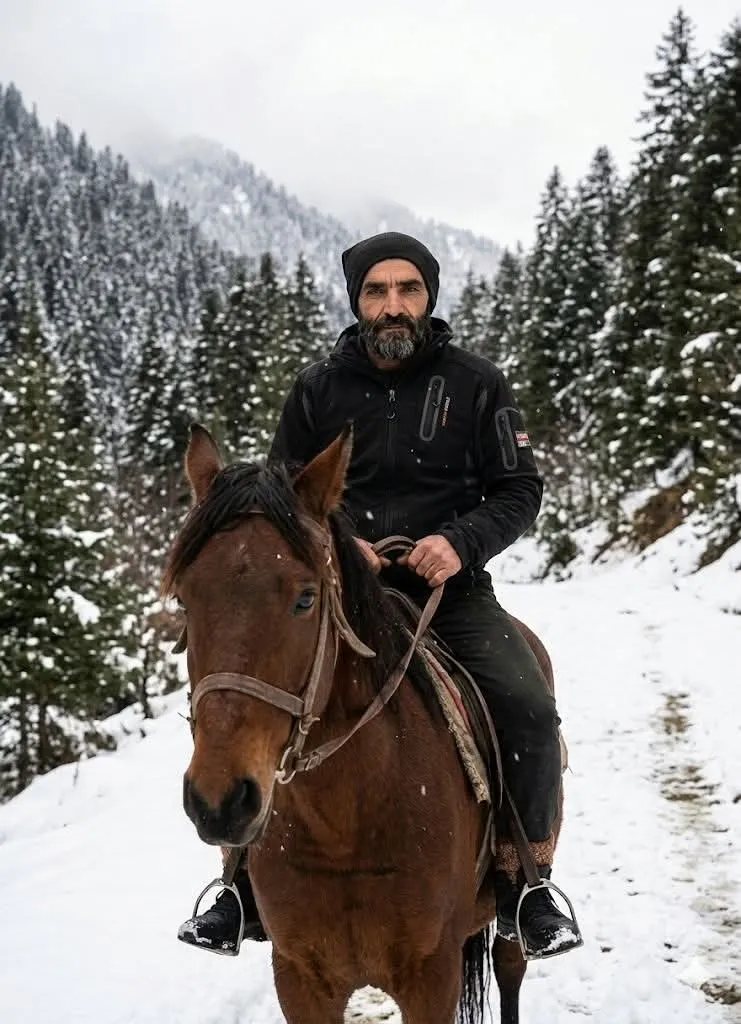 Artvin’de dereye uçan kamyonetteki baba ve oğul aranıyor