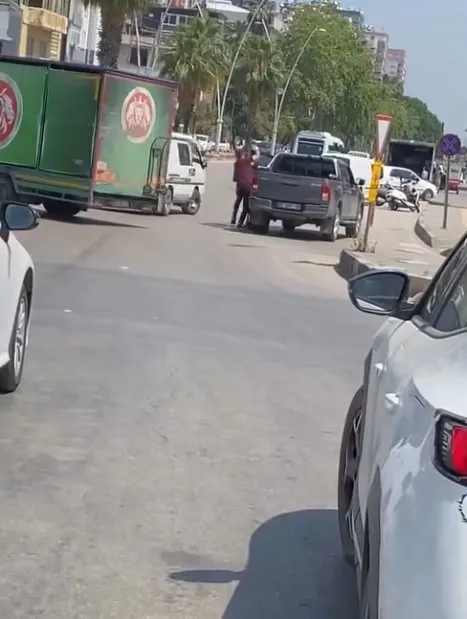 Adana trafiğinde dehşet anları tüfekle araçtan indirip dövdüler