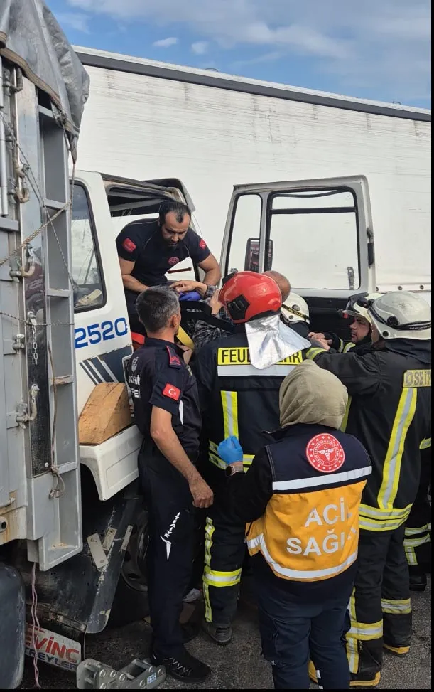 Eskişehir’de kamyonlar çarpıştı sürücü kabinde sıkıştı