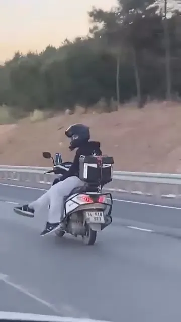 Ümraniye trafiğinde akılalmaz motosiklet şovu