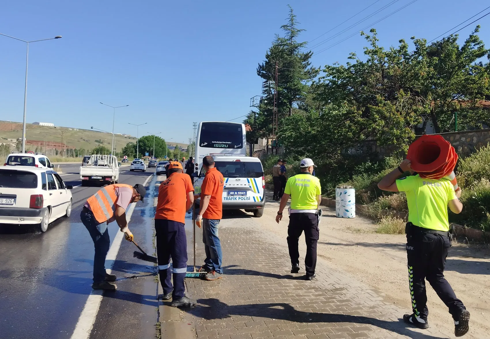 Kırşehir yolunda işçi servisleri çarpıştı 17 yaralı